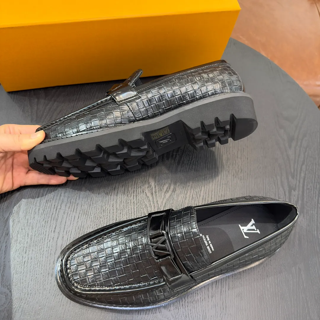 [L Home] P: 820💰 Size: 39-44 (customized at 38.45) Original Lv official website men's casual leather shoes, top-quality original replica, - Upper: 🔝cowhide weaving technology, Nappa cowhide, shoe body sewn with brand logo - Inner: cowhide, foot pad; water-dyed cowhide - Outsole: TPR·rubber foam; two-color molded outsole -Ultra-high quality control and fine workmanship: highlight (high-end, extravagance, class)